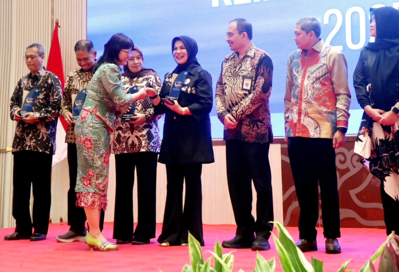 Tanamkan Komitmen Jujur ke Publik, LLDIKTI Wilayah VII Raih Penghargaan Satker Kemdiktisaintek Kualifikasi Informatif