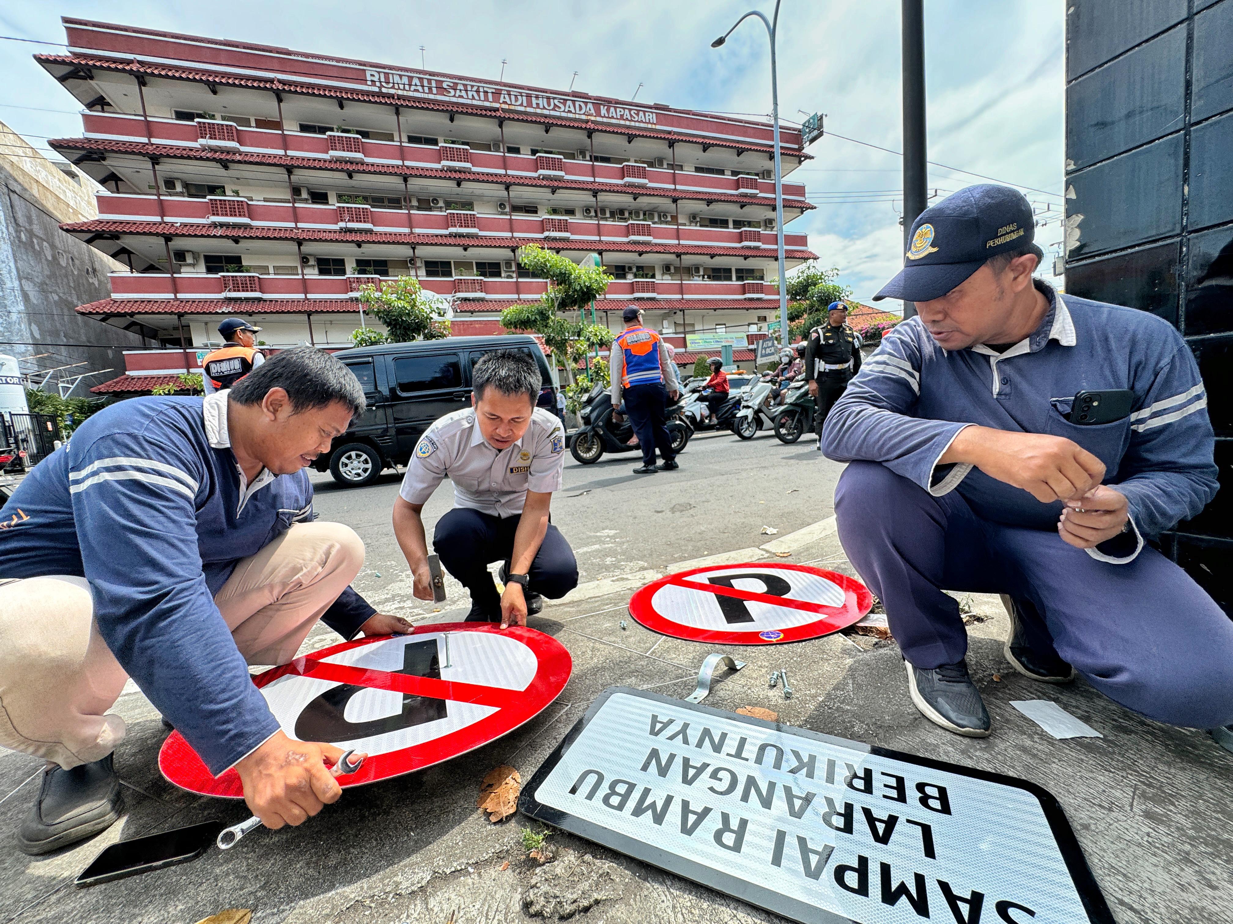 Dishub Surabaya Tertibkan Parkir di Kawasan RS Adi Husada, Pasang Rambu Larangan demi Kelancaran Lalu Lintas