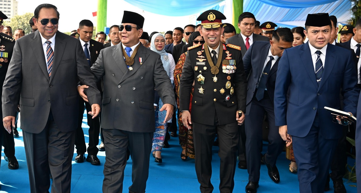 Kapolri dan Presiden Kenakan Tanda Kehormatan Bintang Bhayangkara Utama Saat Pimpin Upacara HUT Bhayangkara ke 79