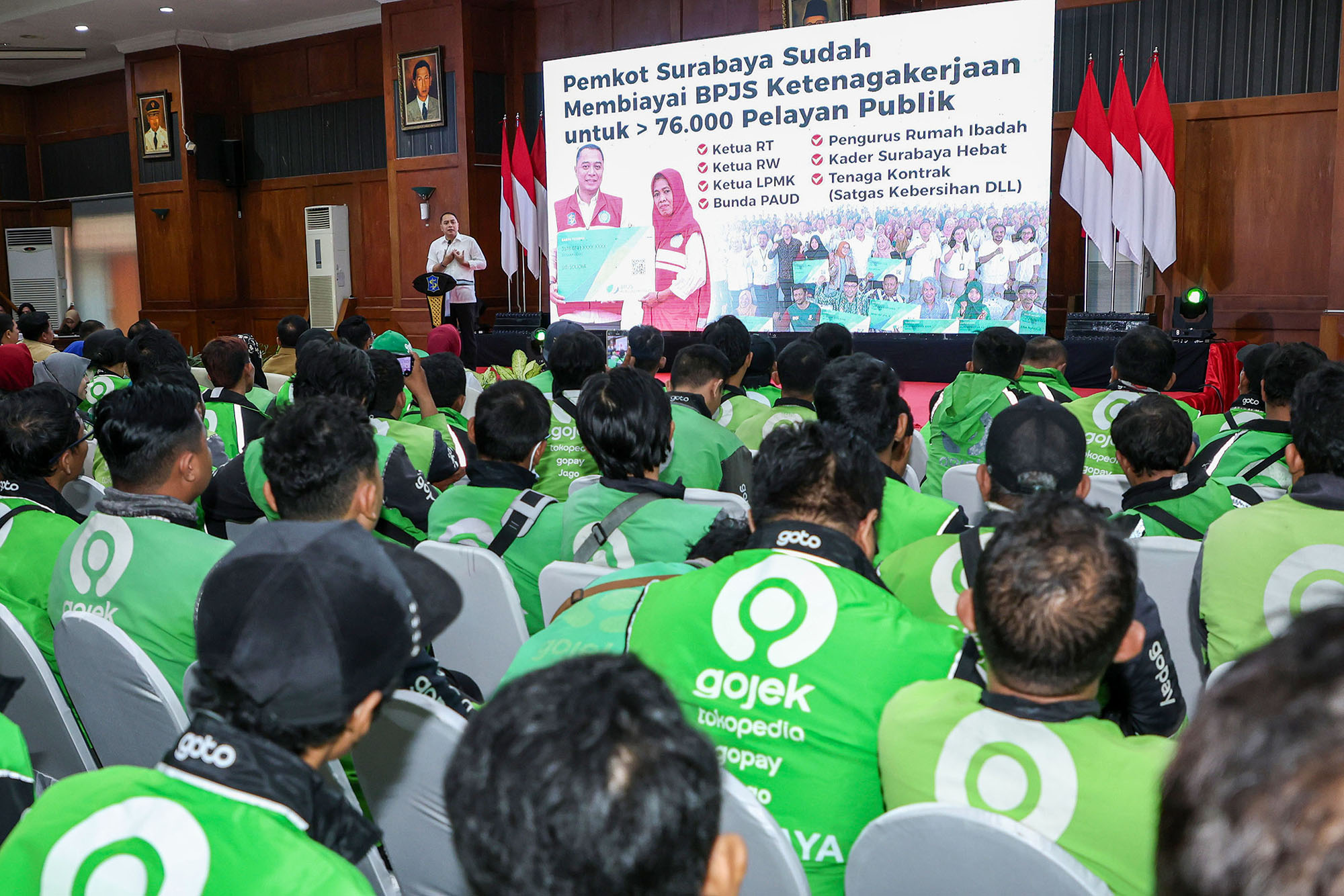 Lindungi Pekerja Rentan, Pemkot Surabaya Salurkan BPJS Ketenagakerjaan untuk Pengemudi Ojol