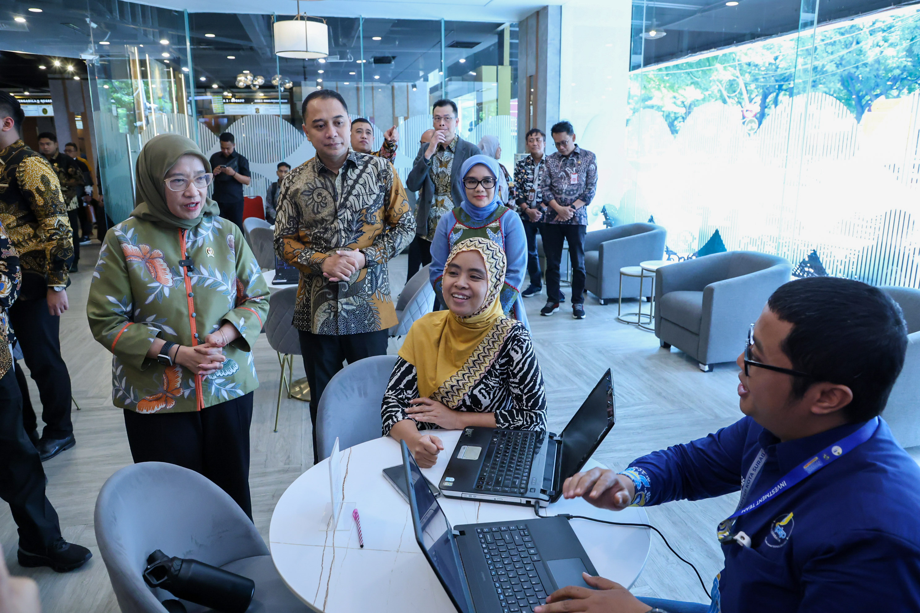 Kunjungi MPP Siola dan Puskemas Tambakrejo Surabaya, MenPANRB Puji Transformasi Layanan Publik