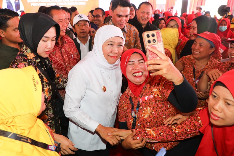 Salurkan BLT Rp5,57 Miliar 4.207 Buruh Rokok di Surabaya, Gubernur Khofifah: Wujud Negara Hadir Sejahterakan Pekerja Industri Tembakau