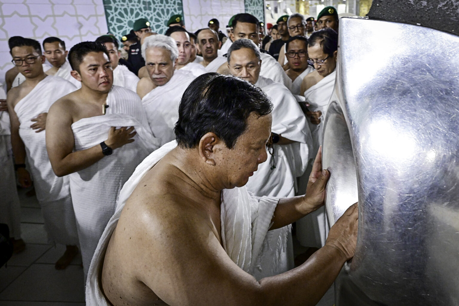 Momen Prabowo Cium Hajar Aswad dan Masuk Ka'bah Saat Umrah