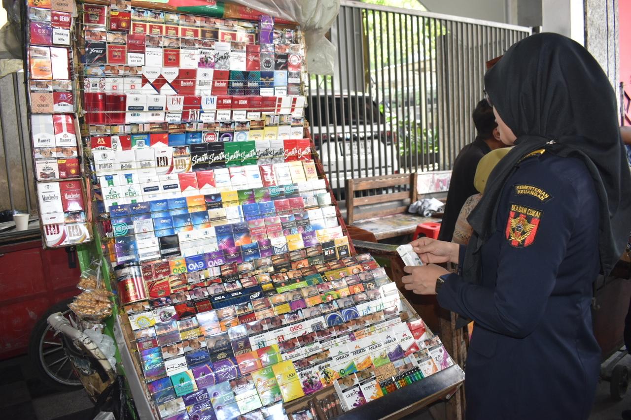Satpol PP Surabaya dan Bea Cukai Sidoarjo Sita 981 Bungkus Rokok Ilegal