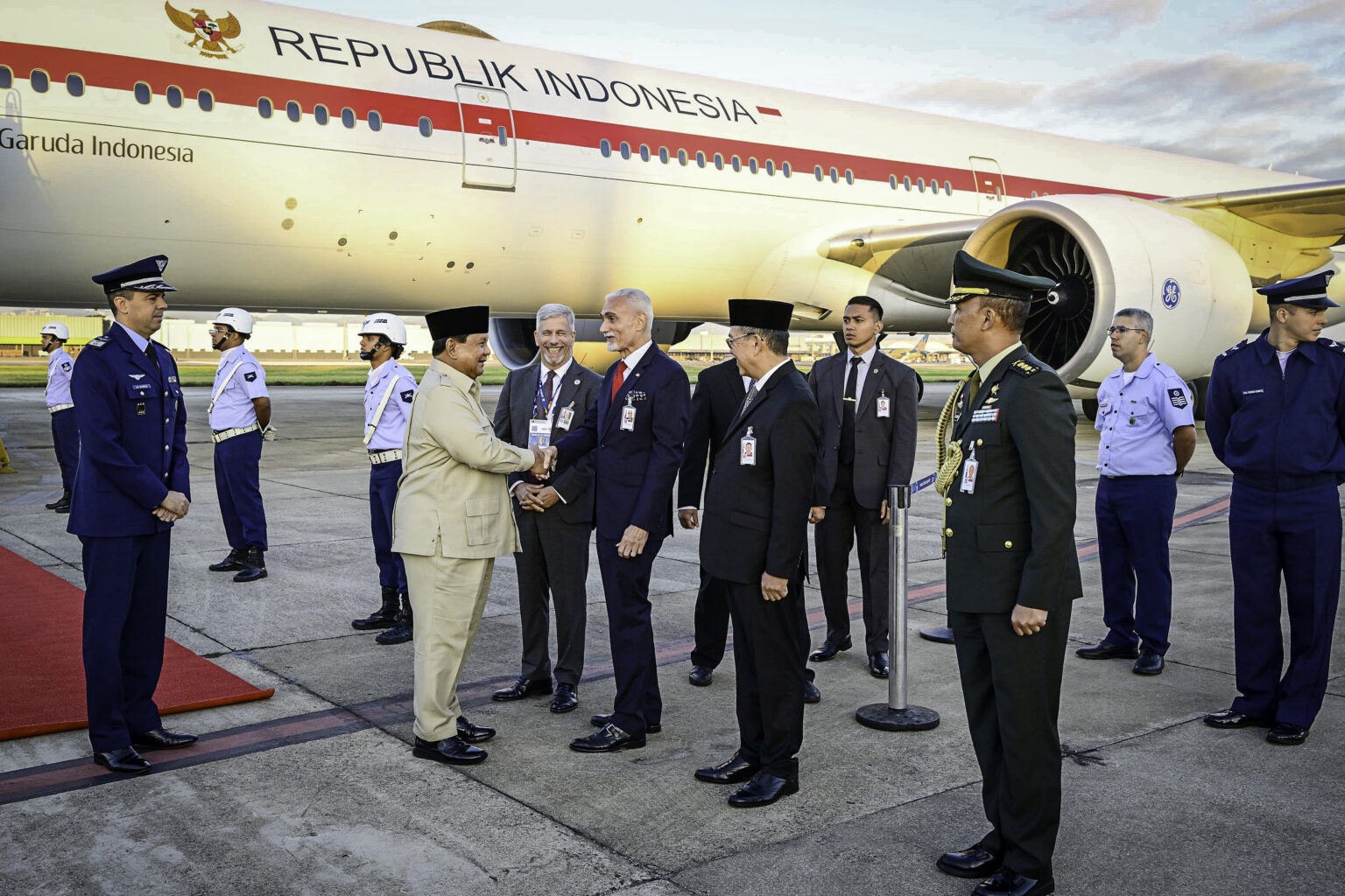 Tiba di Rio de Janeiro untuk Hadiri KTT BRICS, Prabowo Disambut Upacara Kehormatan Militer