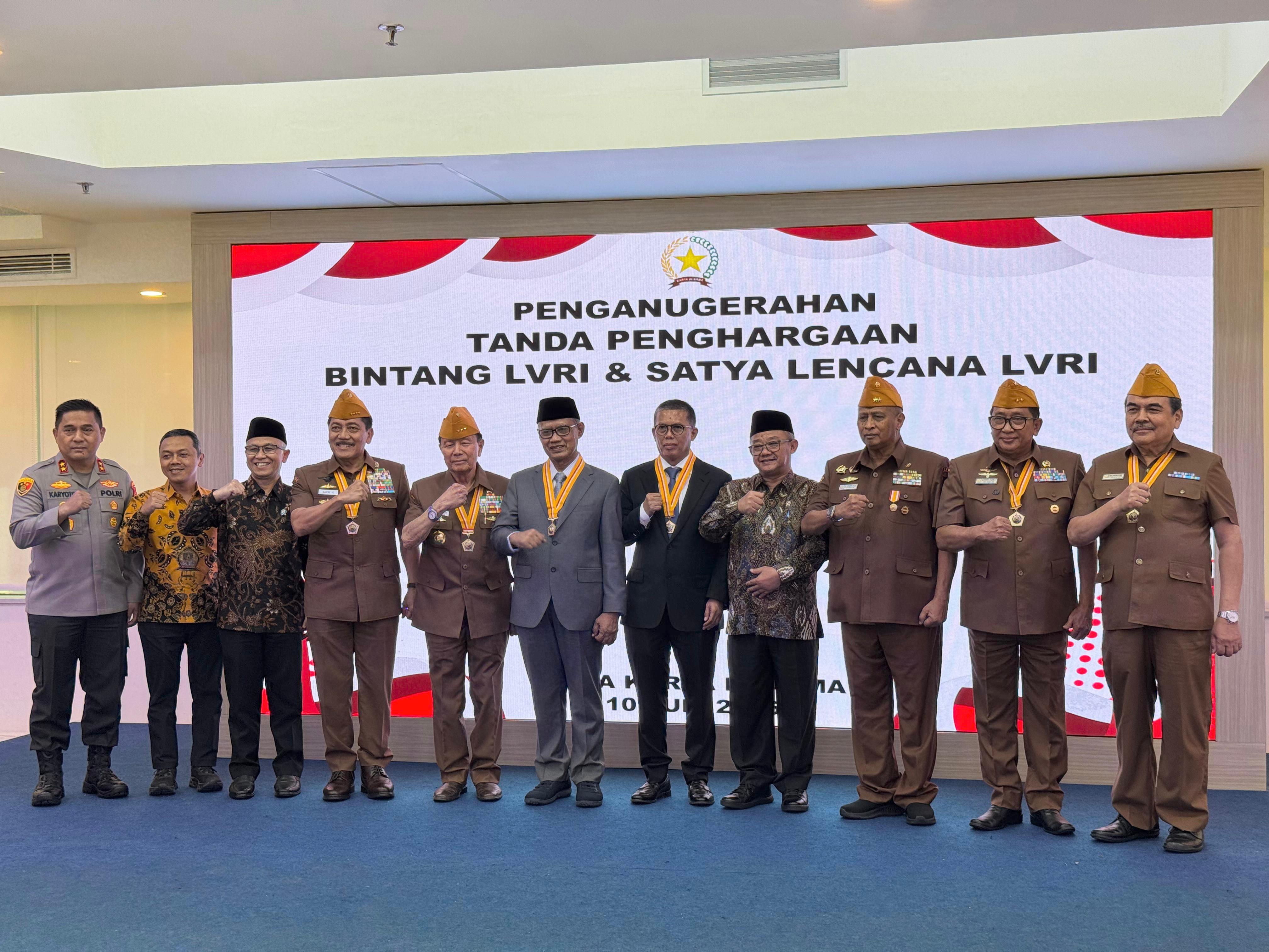 Dua Tokoh Muhammadiyah, Haedar Nashir dan Yendra Fahmi Dianugerahi Bintang LVRI
