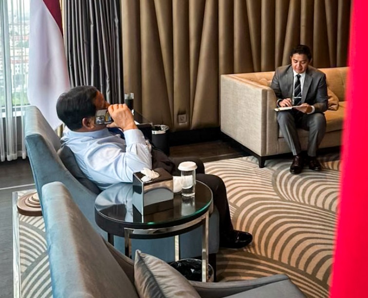 Seskab Teddy Ungkap Diplomasi Telepon Presiden Prabowo-Trump Turunkan Tarif Produk RI