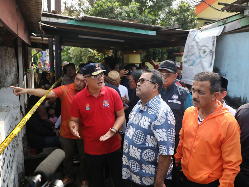 Rano Karno Tinjau Lokasi dan Serahkan Bantuan Penyintas Kebakaran Bukit Duri