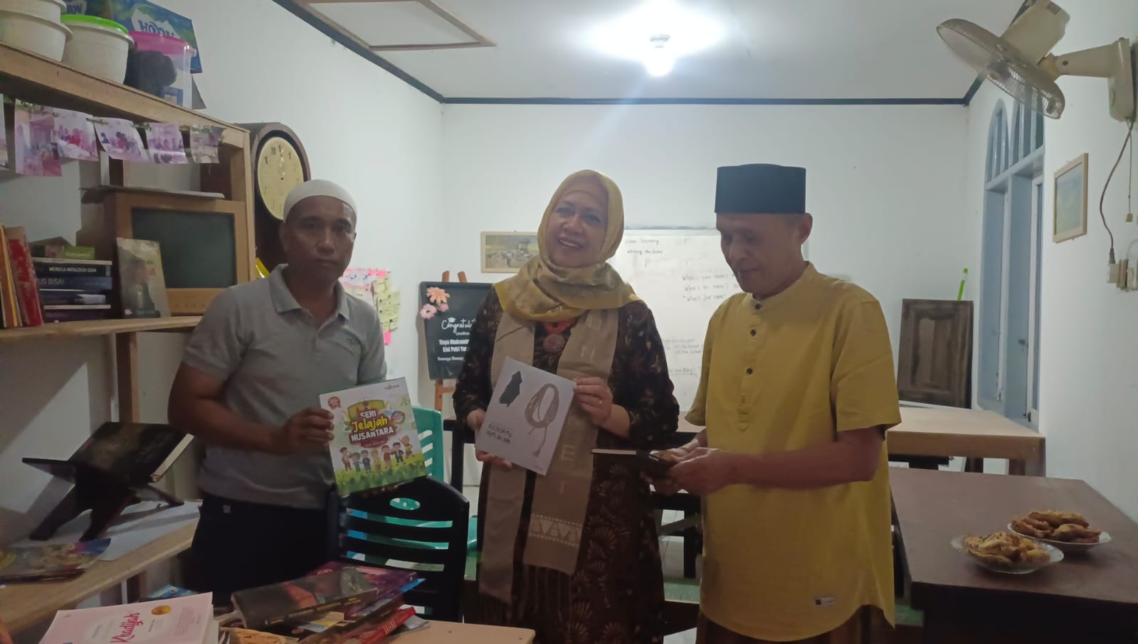 Denny JA Donasi Buku  untuk Sekolah dan Rumah Baca Sumbar