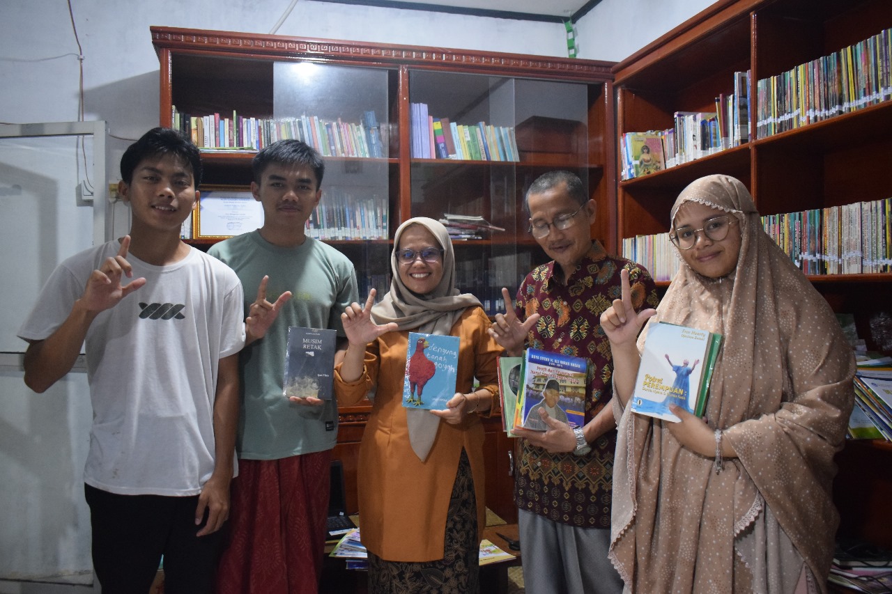 TBM Si Pintar Sungai Sarik Padang Pariaman Terima Donasi Buku dari Denny JA
