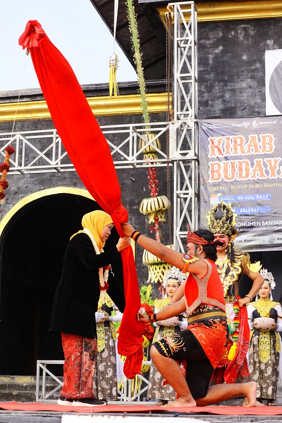 Bersama Puluhan Ribu Masyarakat Ramaikan Grebeg Tutup Suro Bantarangin, Gubernur Khofifah Ajak Jaga Keluhuran Budaya dan Bangkitkan Pariwisata Jatim