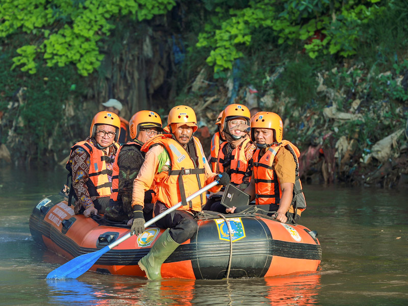 Gubernur Pramono Ingin Tata Kawasan Sungai Ciliwung Jadi Lebih Rapi dan Indah