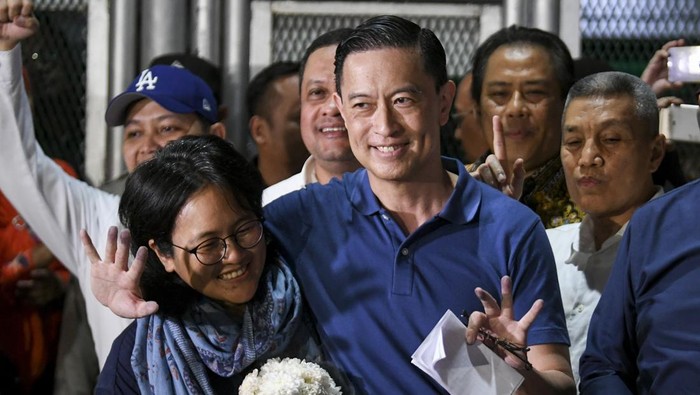 Malam Kebebasan Tom Lembong: Tangan Terbuka, Pelukan Istri dan Secarik Surat
