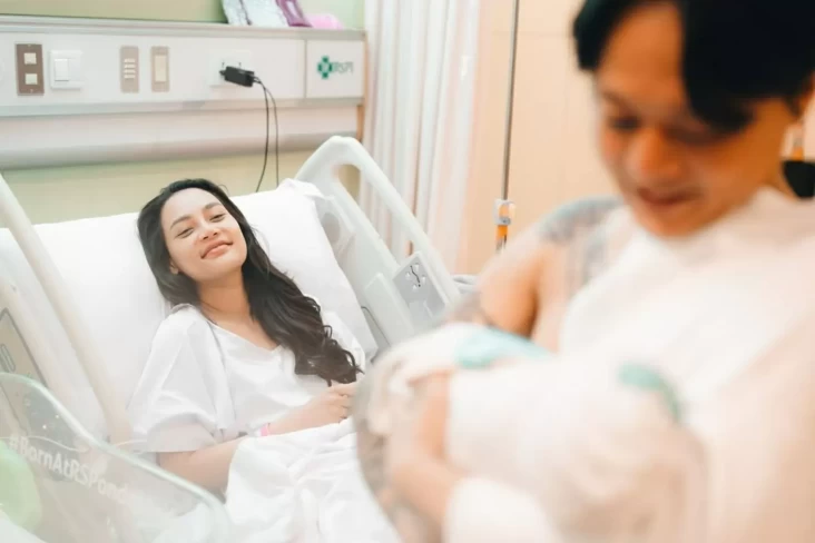 Momen Haru Kelahiran Anak Erika Carlina, DJ Bravy Setia Dampingi dan Peluk Sang Buah Hati