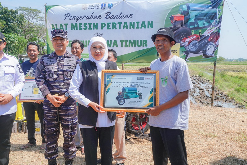 Gubernur Khofifah Serahkan Bantuan Alsintan ke Gapoktan, Pastikan Jatim Jadi Pilar Ketahanan Pangan Nasional