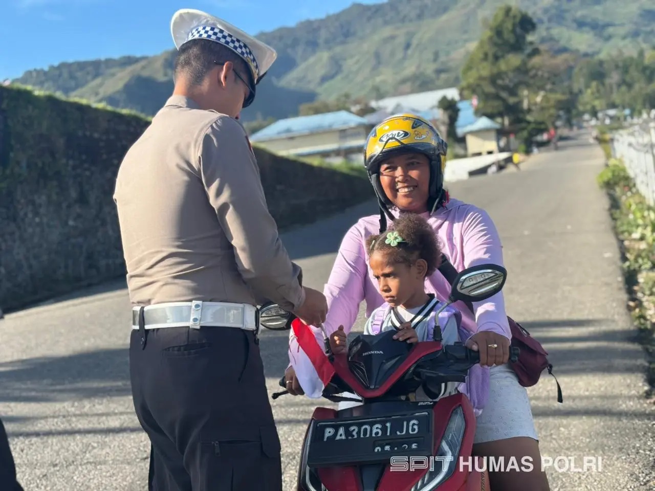 Bagi-bagi Bendera Merah Putih di Tolikara Semarakkan HUT Ke-80 RI