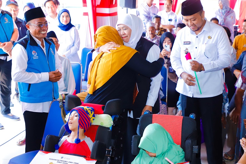 Salurkan Bantuan Rp12,6 Miliar dan Bagikan Bendera Merah Putih ke Masyarakat Sampang, Gubernur Khofifah Pastikan Bansos Tak Digunakan Judol