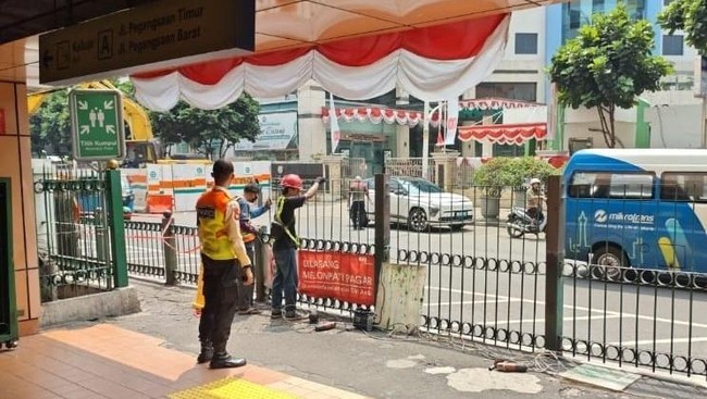 Sering Dilompati Warga, Pagar Stasiun Cikini Akhirnya Ditinggikan