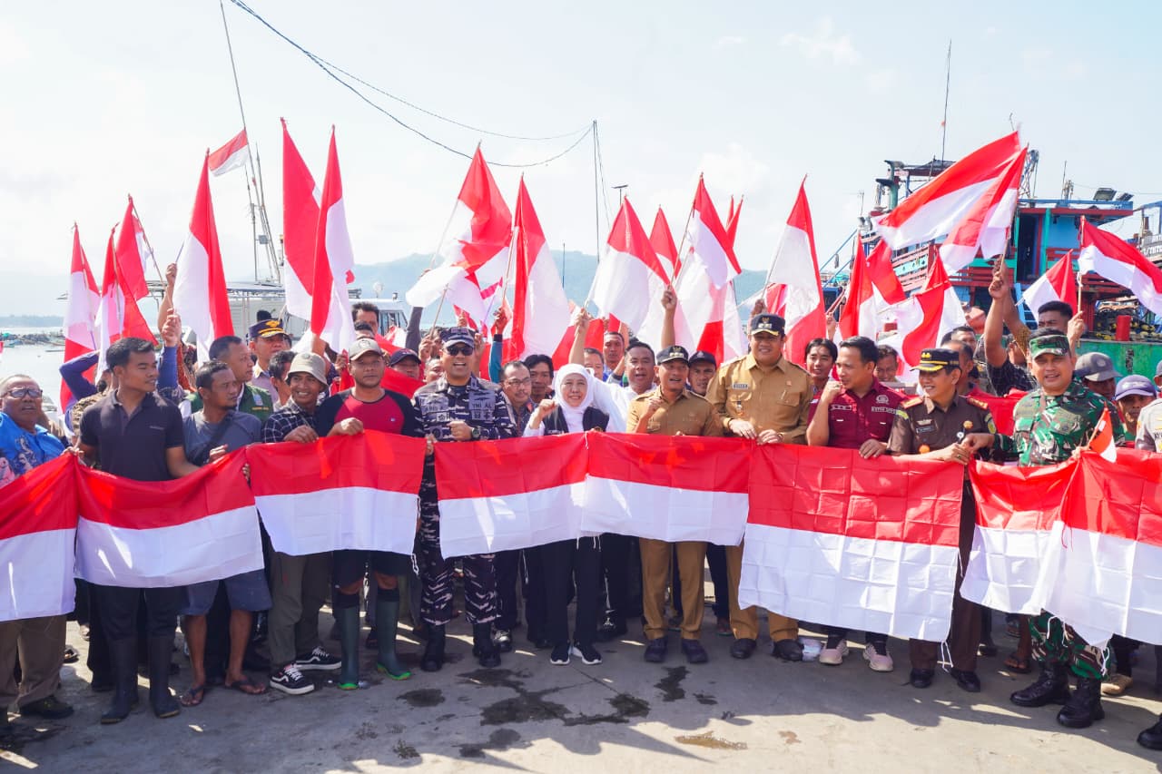 Gubernur Khofifah Serahkan Bantuan Khusus ke Nelayan Pacitan, Tingkatkan Kesejahteraan Nelayan Jatim