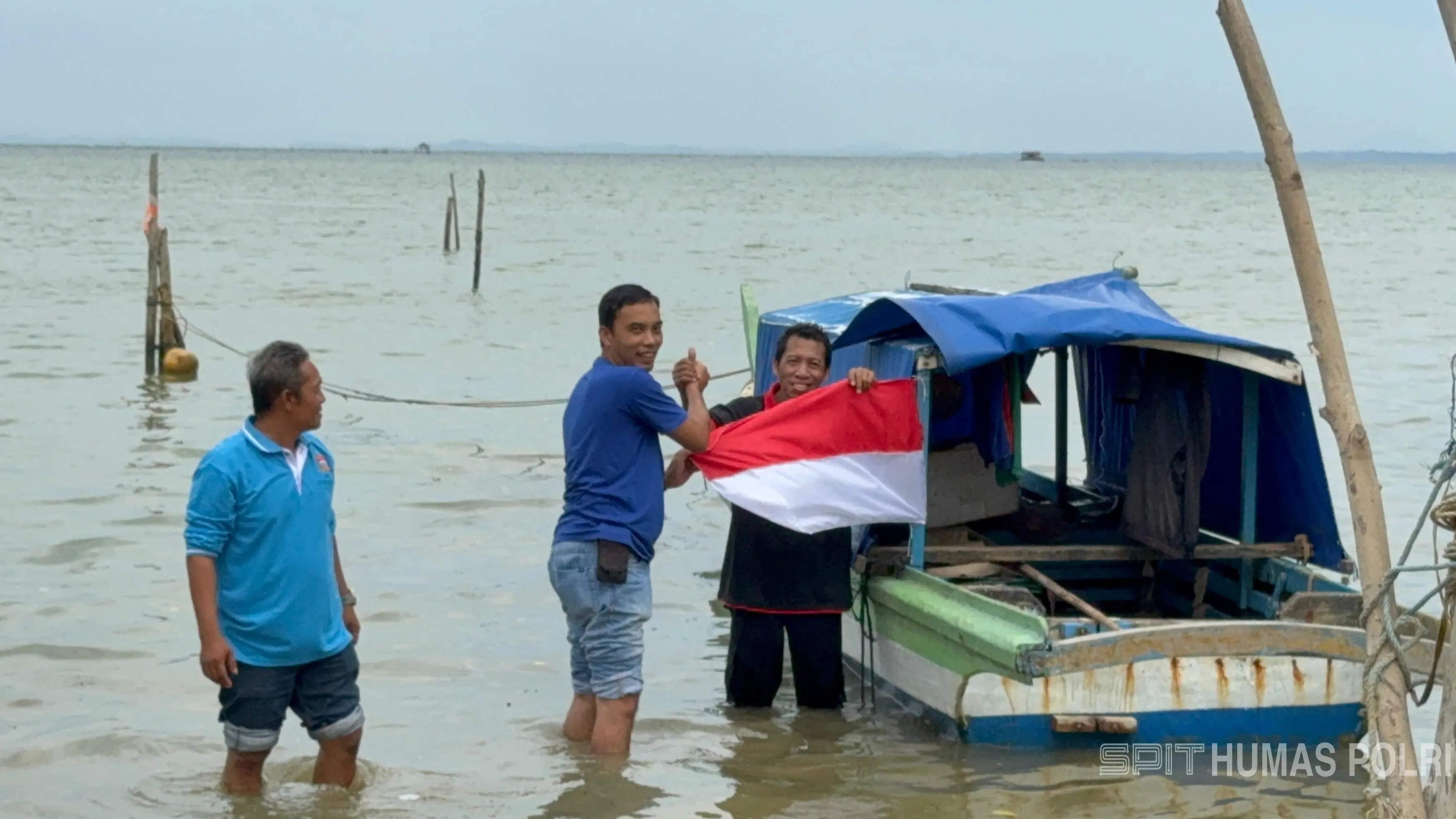 Bendera Merah Putih untuk Nelayan Batam Sambut HUT RI Ke-80