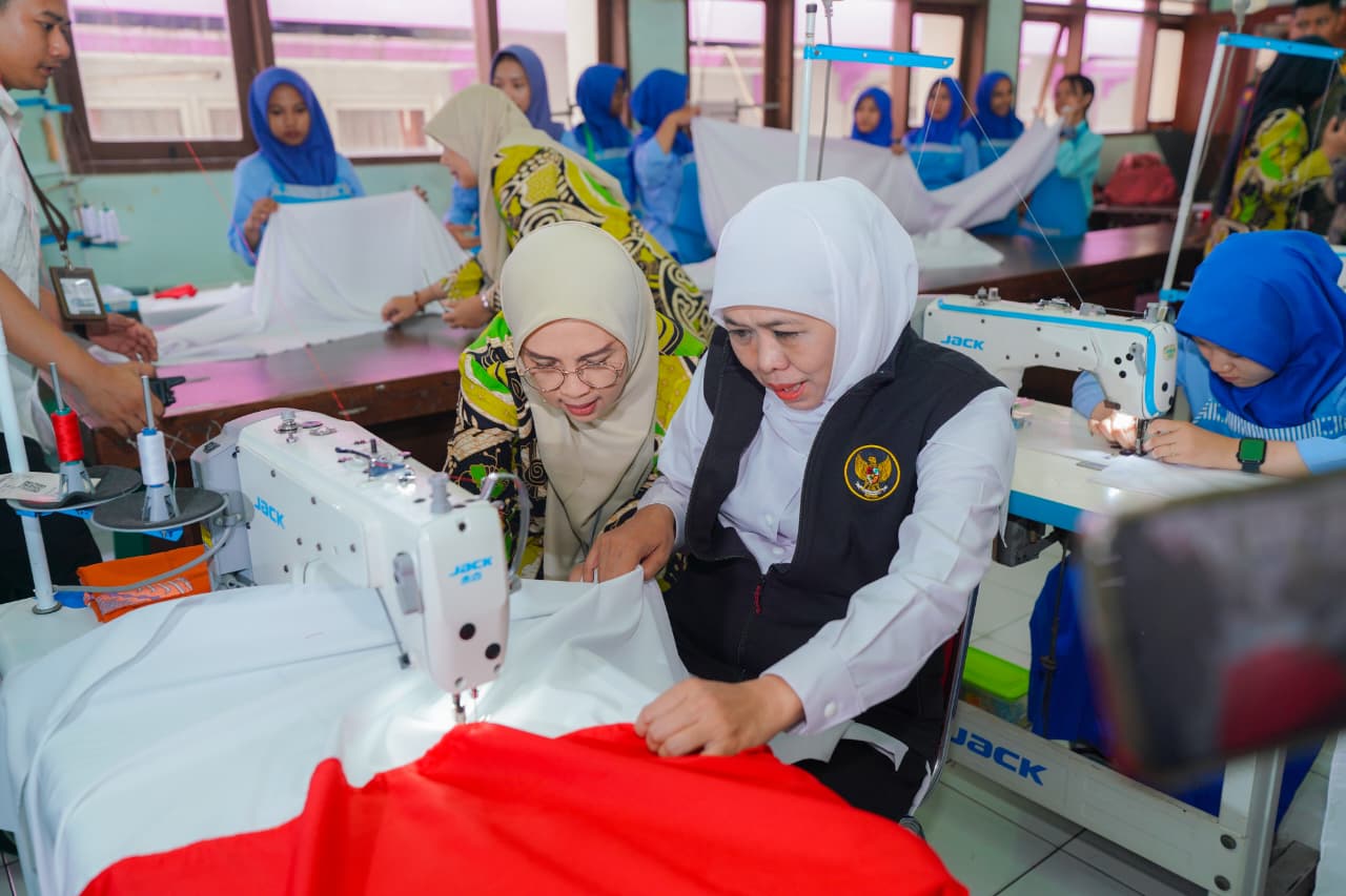 Tumbuhkan Semangat Nasionalisme Pelajar, Gubernur Khofifah dan Murid SMA SMK SLB seJatim Jahit Bendera Merah Putih Terpanjang