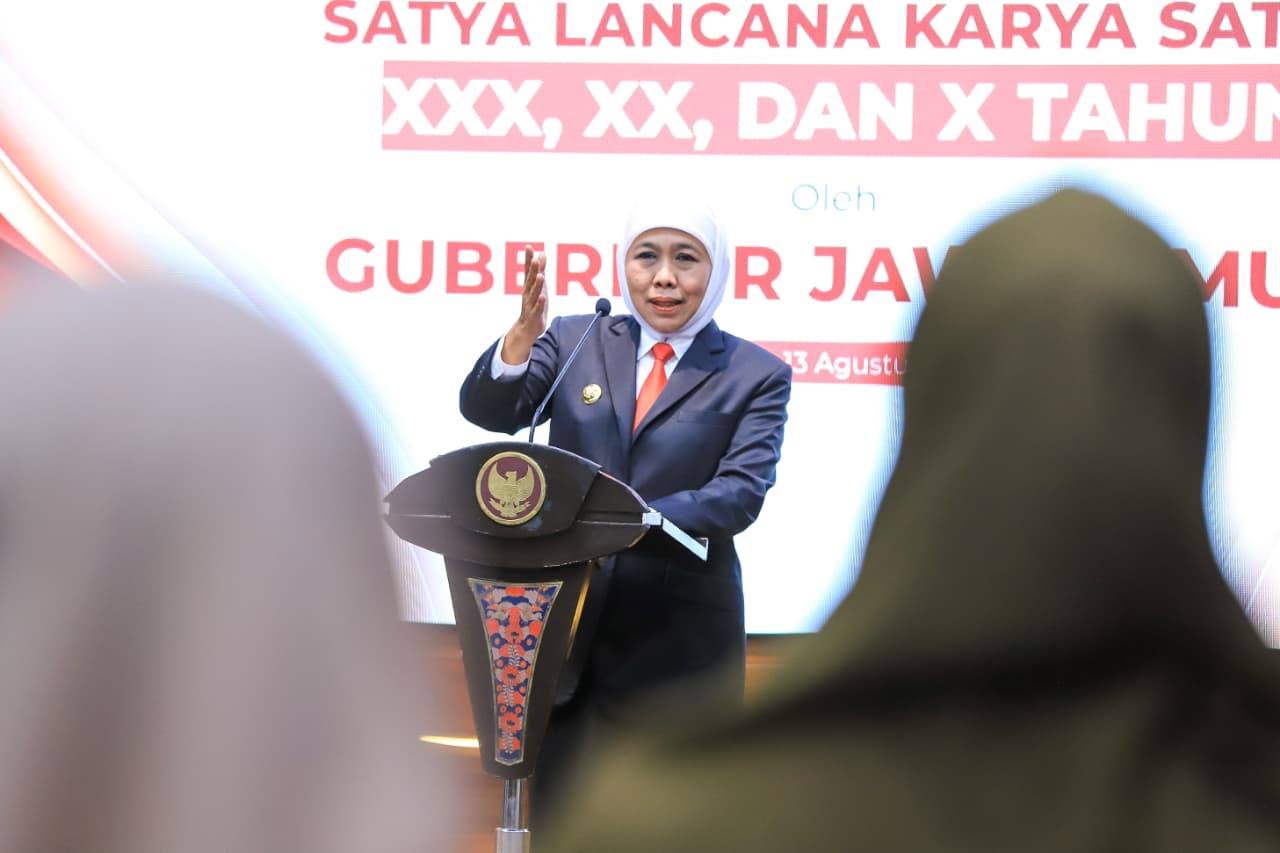 Gubernur Khofifah Sematkan Satyalancana Karya Satya ke 600 ASN Pemprov Jatim, Pelecut Semangat Kinerja Berdampak