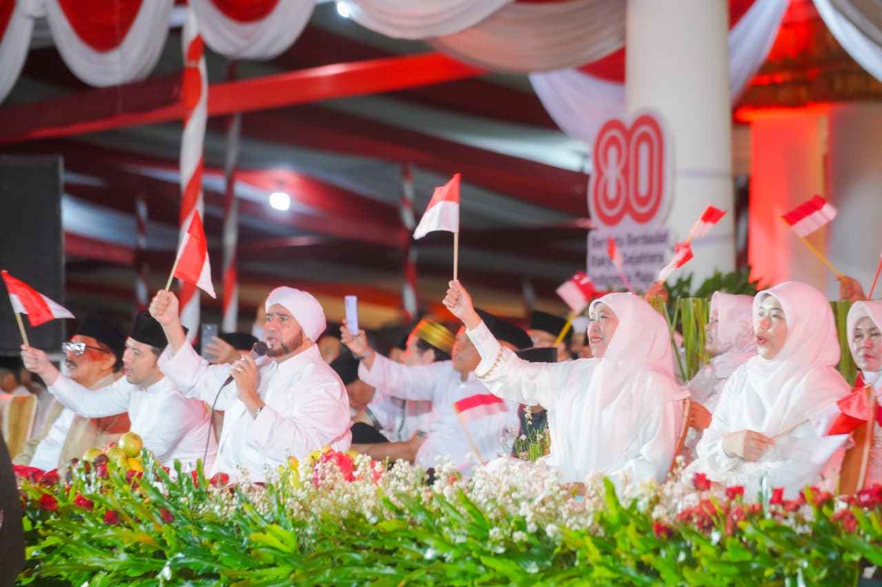 Syukuri 80 Tahun Kemerdekaan RI, Gubernur Khofifah dan Masyarakat Jatim Larut dalam Dzikir, Doa dan Sholawat Bersama Habib Syech