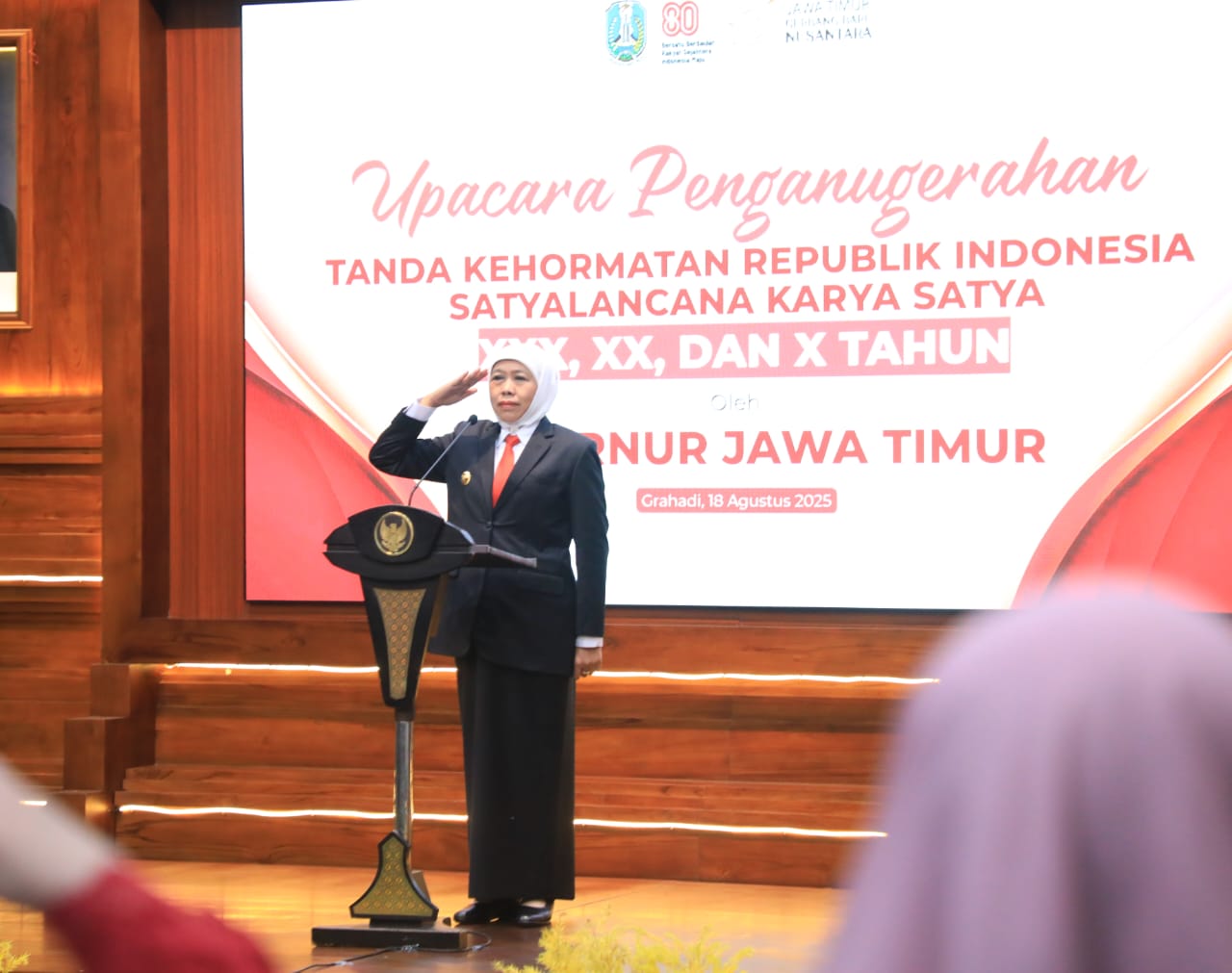 Sematkan Satyalancana Karya Satya 576 ASN Jatim, Gubernur Khofifah Serukan Kualitas Pendidikan  Wujudkan Indonesia Maju dan Generasi Emas 2045