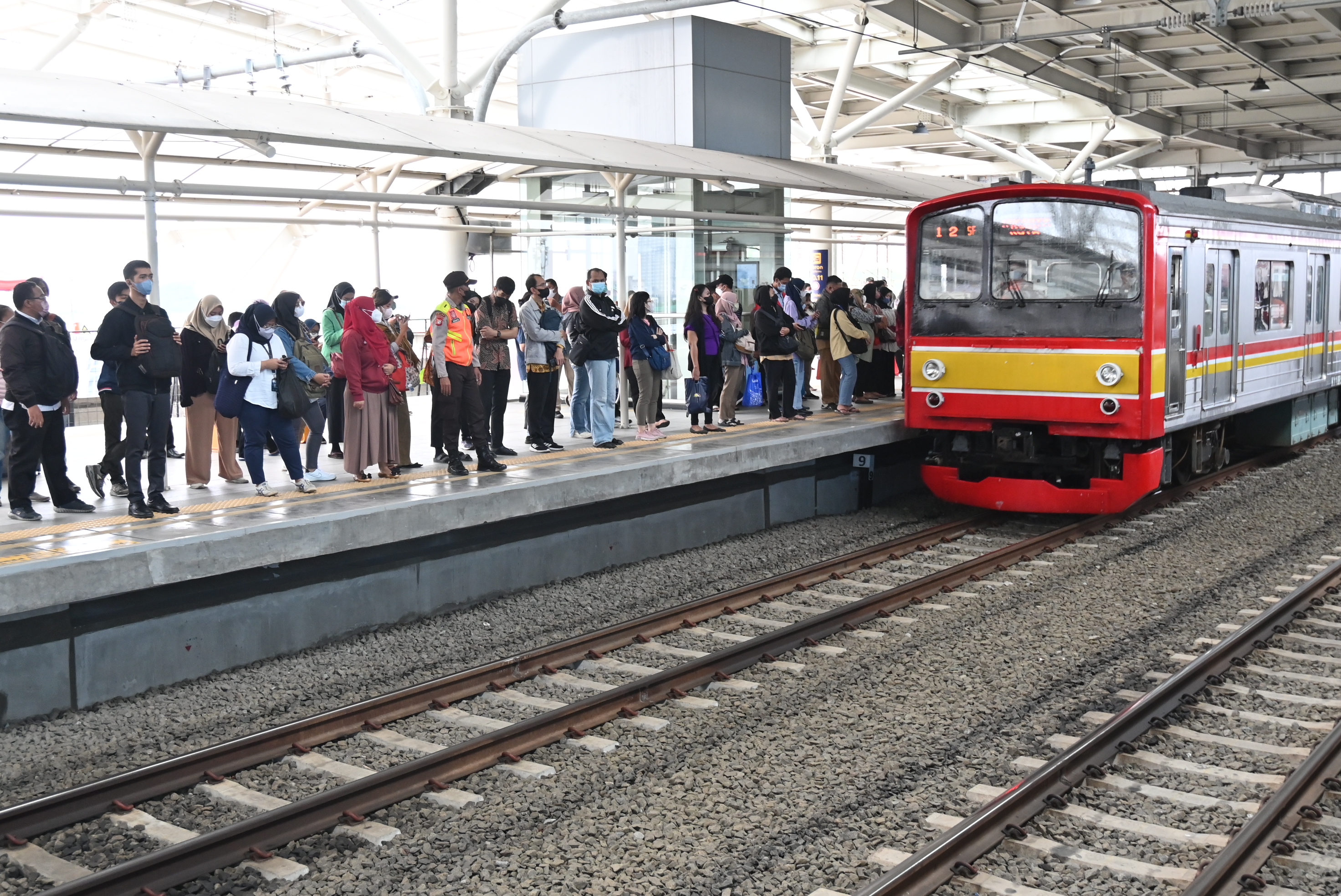 Rayakan HUT RI, Menhub Ajak Warga Naik LRT-KRMRT dengan Tarif Rp80