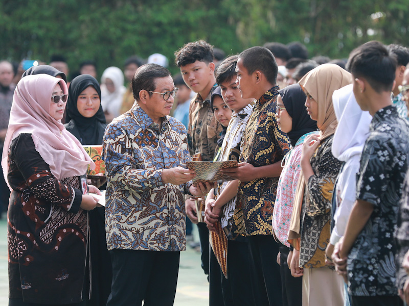 Gubernur Pramono Salurkan Bantuan Pemutihan Ijazah Tahap IV