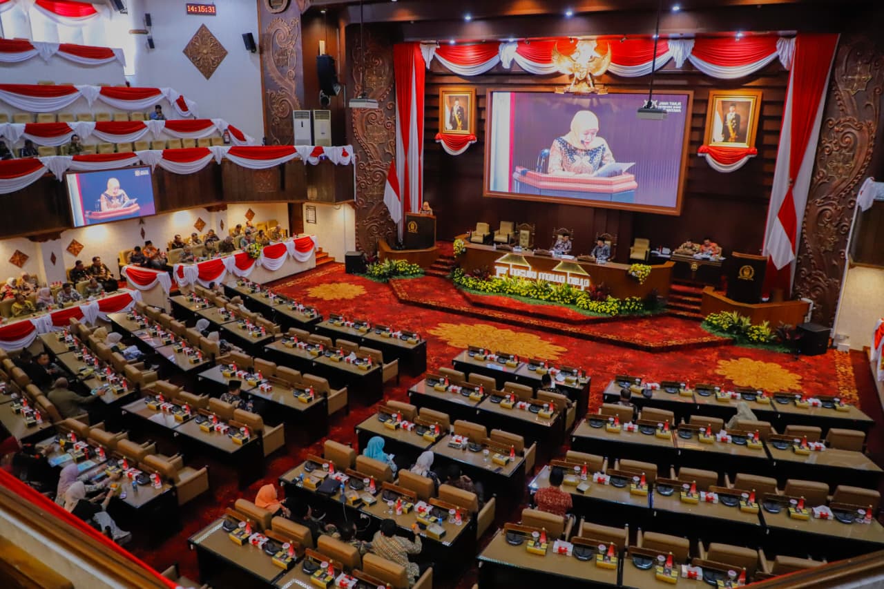 Gubernur Khofifah Sampaikan Jawaban Raperda P-APBD 2025, Fokus Mandatory Spending Dorong Kesejahteraan dan Kemandirian Ekonomi Masyarakat