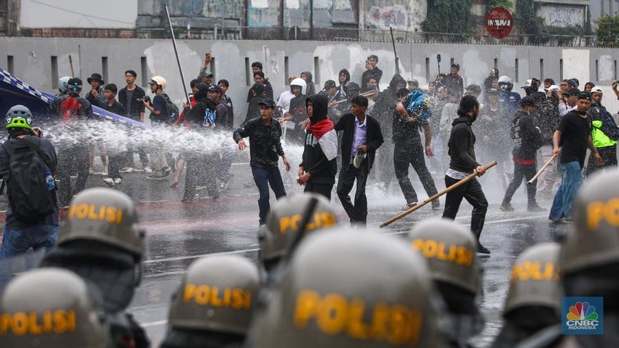 Ricuh di Depan DPR! Polisi Semprot Massa dengan Water Cannon
