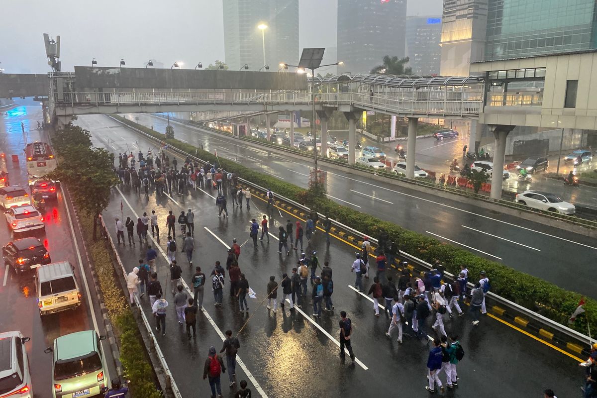 Massa Demo 25 Agustus Terobos Tol Dalam Kota