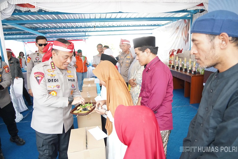 Komjen Dedi Prasetyo Berbagi Kebahagiaan, Semangati Anak-Anak Semarang dalam Bakti Sosial