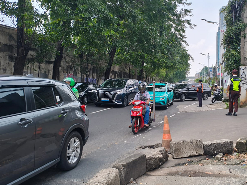 Pramono Anung: Trotoar Jalan TB Simatupang Digunakan Sementara Urai Kemacetan