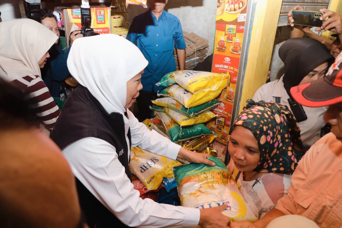 Blusukan ke Pasar Soponyono Surabaya, Gubernur Khofifah Pastikan Ketersediaan dan Harga Beras Medium Terjangkau Masyarakat