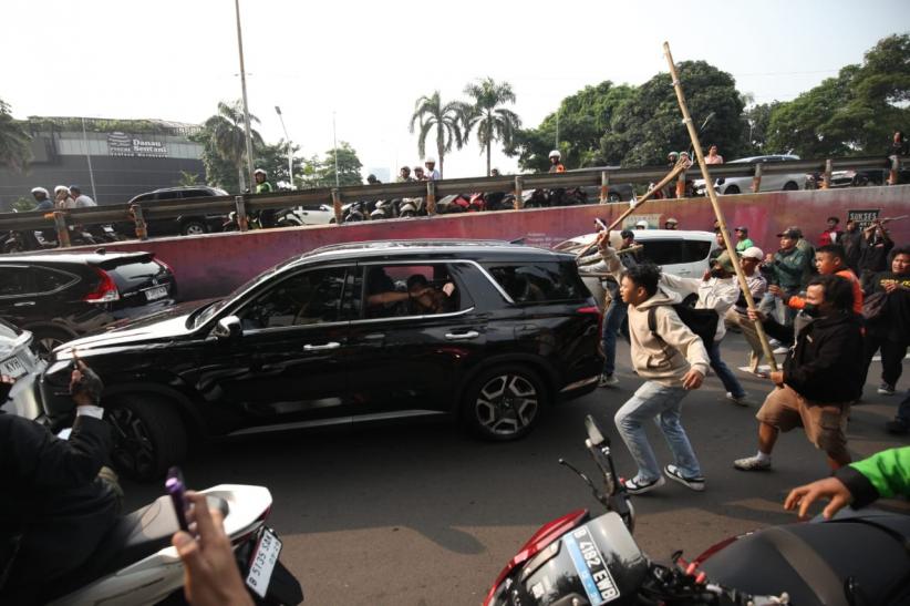 Ricuh Demo di DPR, Mobil Berpelat ZZH Jadi Sasaran Amukan Massa
