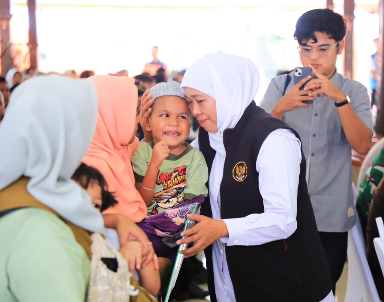 Gubernur Khofifah Salurkan Rp5,7 Miliar Bansos dan Zakat Produktif di Kabupaten Blitar, Penguat Sosial Ekonomi Masyarakat