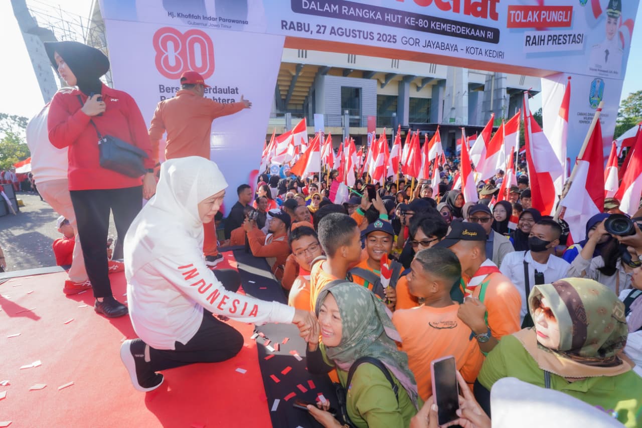 Jalan Sehat Bersama Puluhan Ribu Murid dan Guru Kediri, Gubernur Khofifah: SMA SMK SLB Negeri seJatim Bebas Pungli dan Tingkatkan Prestasi