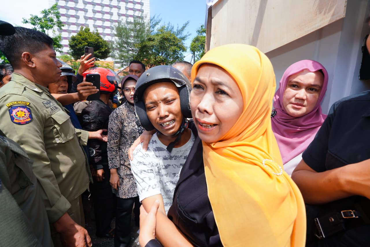 Temui Masyarakat di Depan Grahadi, Gubernur Khofifah Dengarkan Aspirasi Masyarakat hingga Ajak Masuk Halaman Grahadi Bagi Sembako