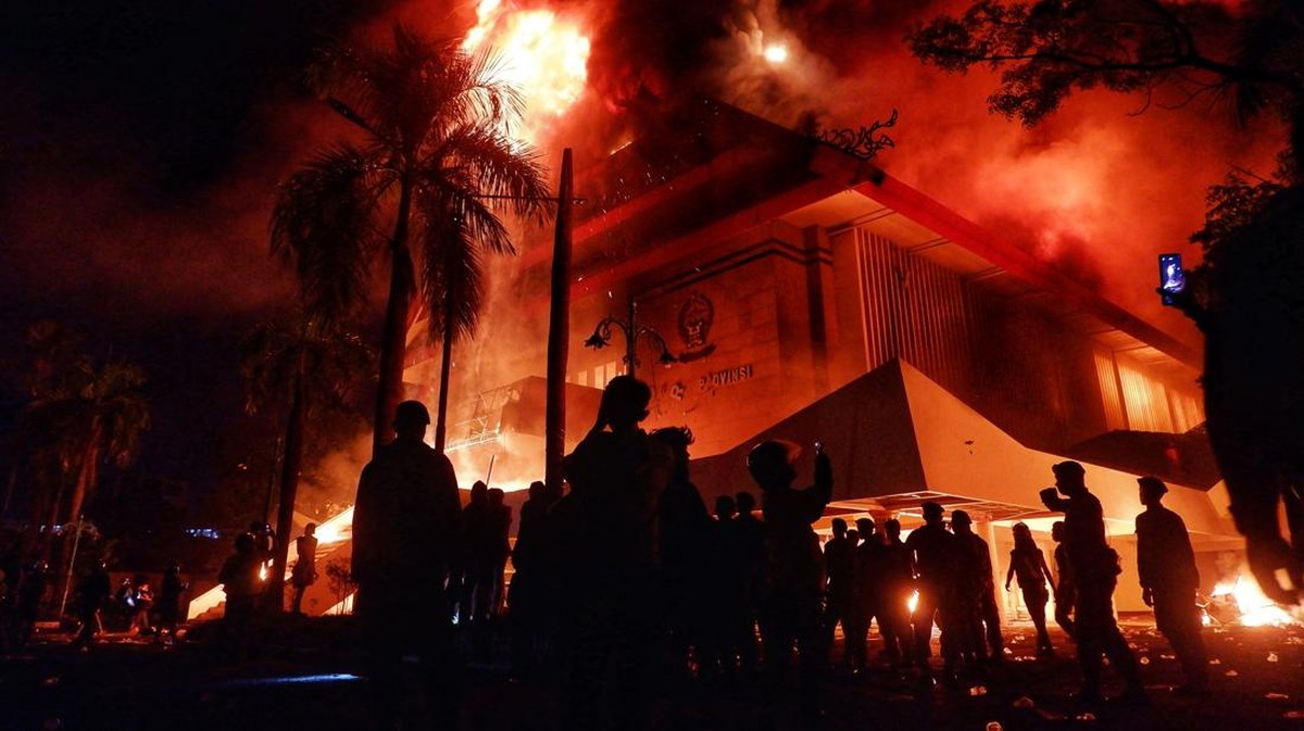 Aksi Demo Makassar: Gedung DPRD Dibakar, 4 Orang Meninggal Dunia