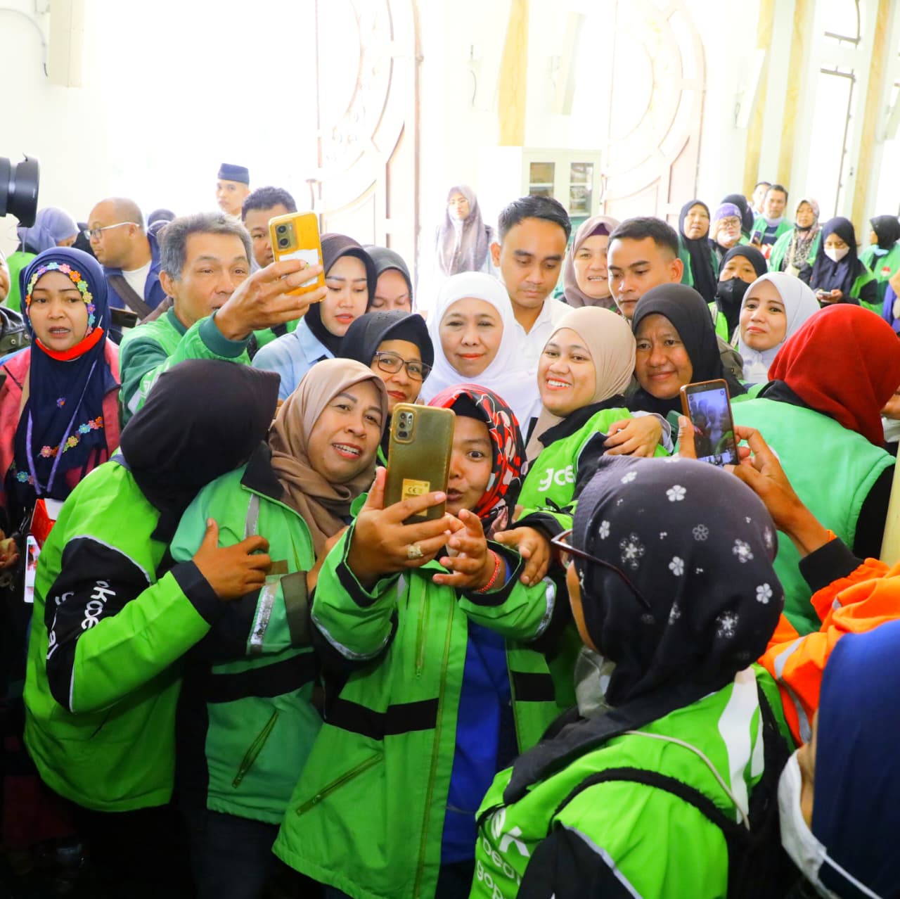 Gubernur Khofifah Melebur Bersama Ratusan Ojol Jatim Gelar Tahlil Kubro, Doa Bersama dan Galang Dana Solidaritas untuk Affan Kurniawan