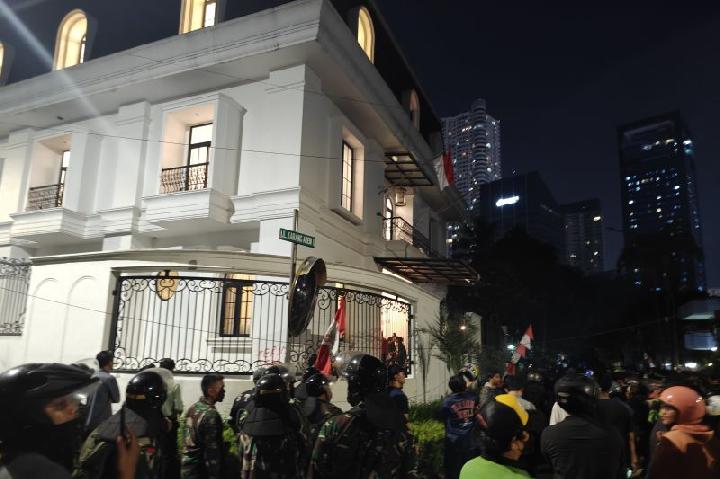 Gelombang Aksi Berlanjut, Massa Kepung Rumah Eko Patrio