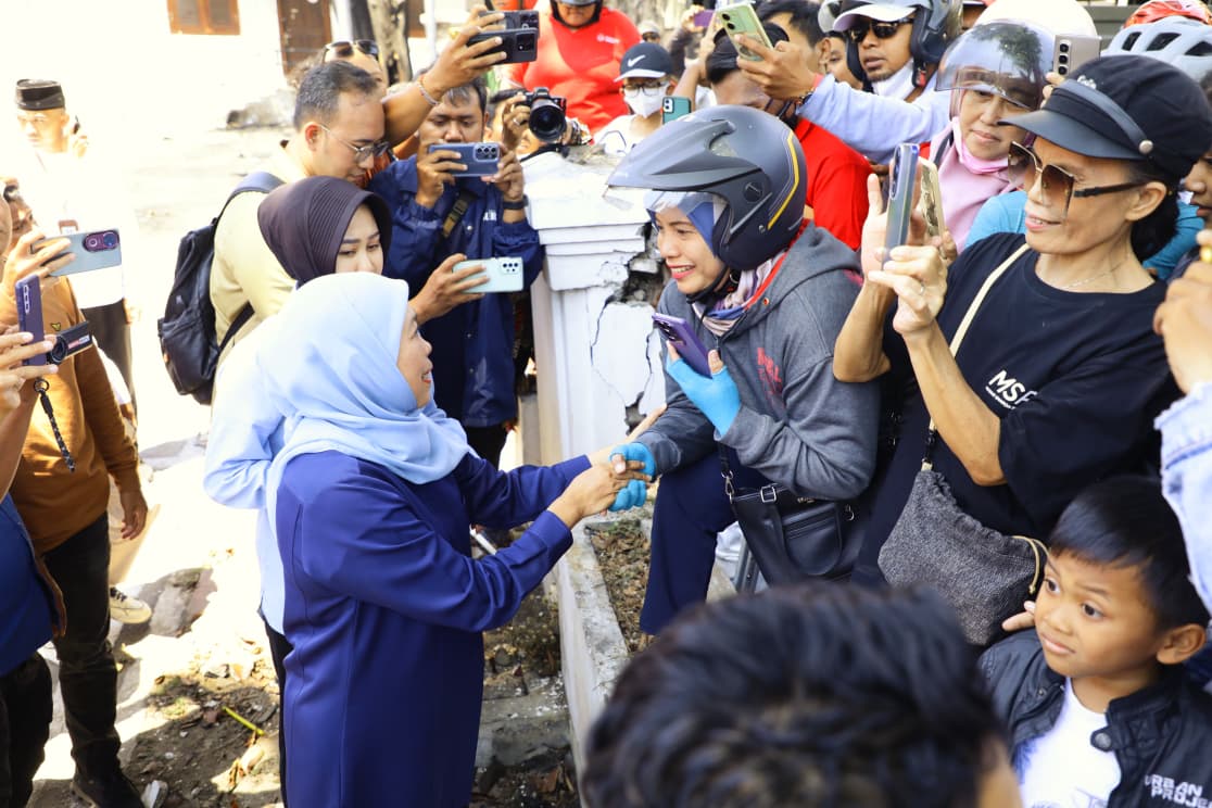 Sapa Masyarakat di Depan Grahadi, Gubernur Khofifah Ajak Jaga Kondusivitas Jatim dan Tak Mudah Terprovokasi