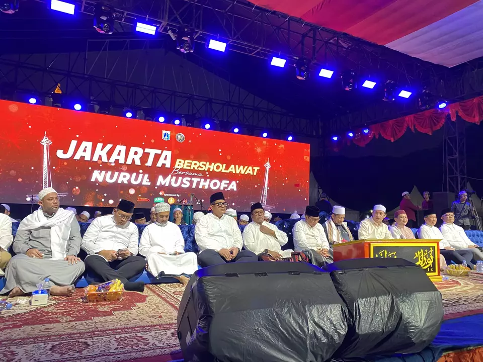 Pramono-Rano Karno Bersama Ribuan Warga Bersholawat di Monas
