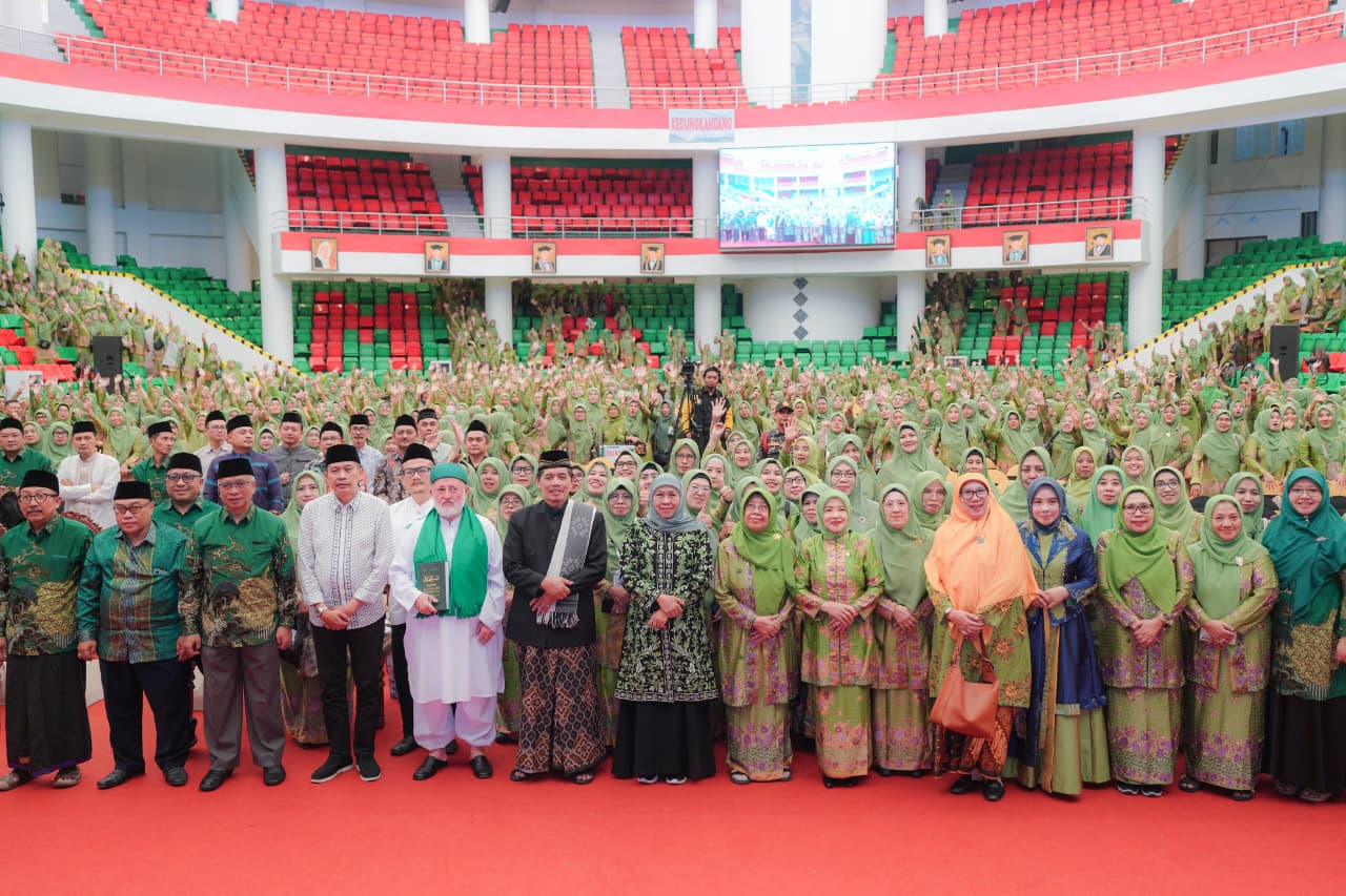Hadiri Maulid Nabi SAW Muslimat NU Kota Malang, Gubernur Khofifah Ingatkan Keberseiringan  Akhlak dan Teknologi Digital