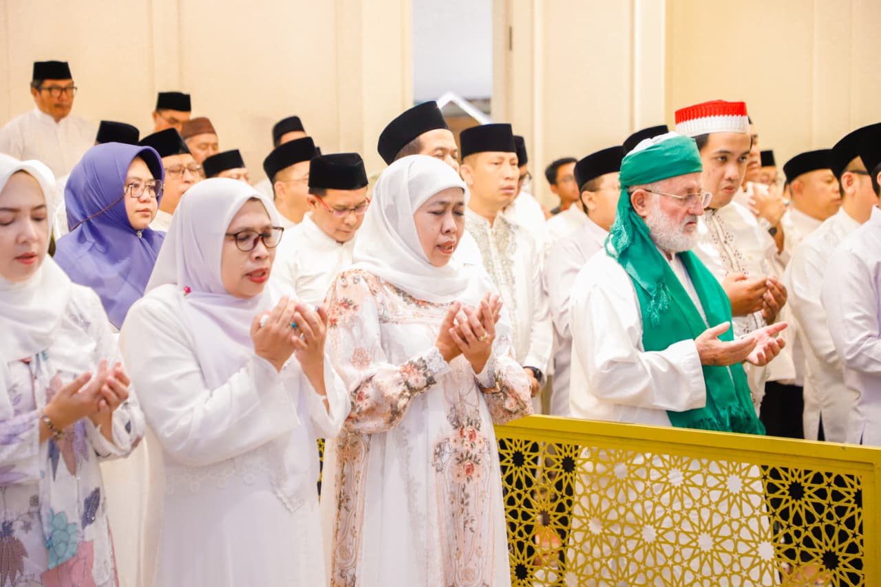 Gubernur Khofifah Peringati Maulid Nabi Muhammad SAW di Kediaman, Ajak Perangkat Daerah Lakukan Kajian Kitab Mutiara Nasihat Syech Abdul Qadir Jailani untuk Penguatan Karakter