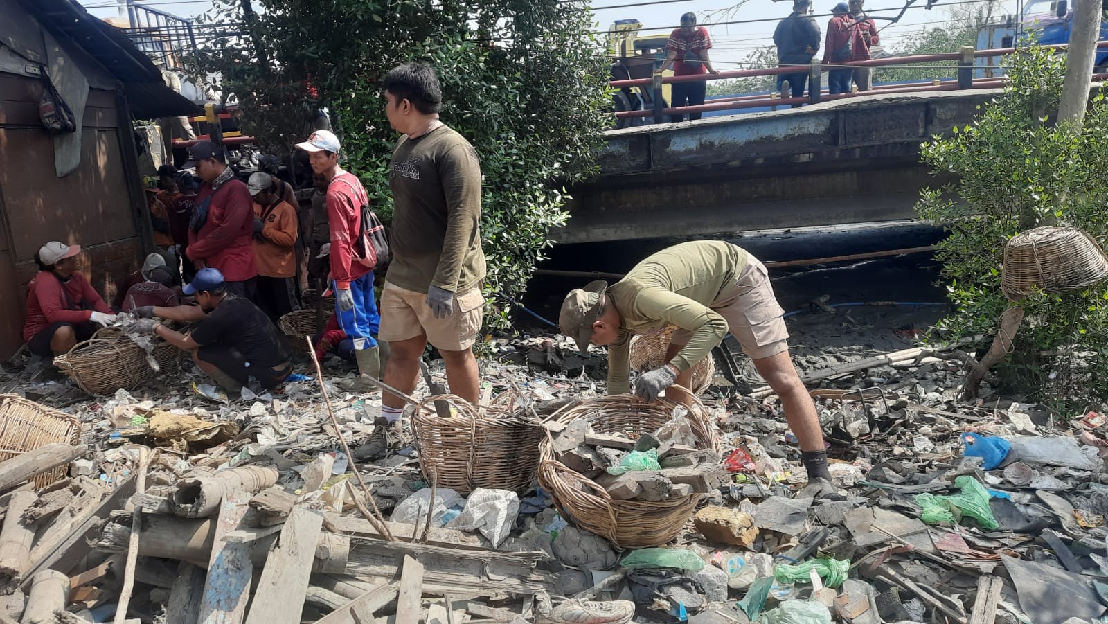 Bersihkan Sungai Kalianak, Pemkot Surabaya Angkut Sampah Hingga 10 Truk