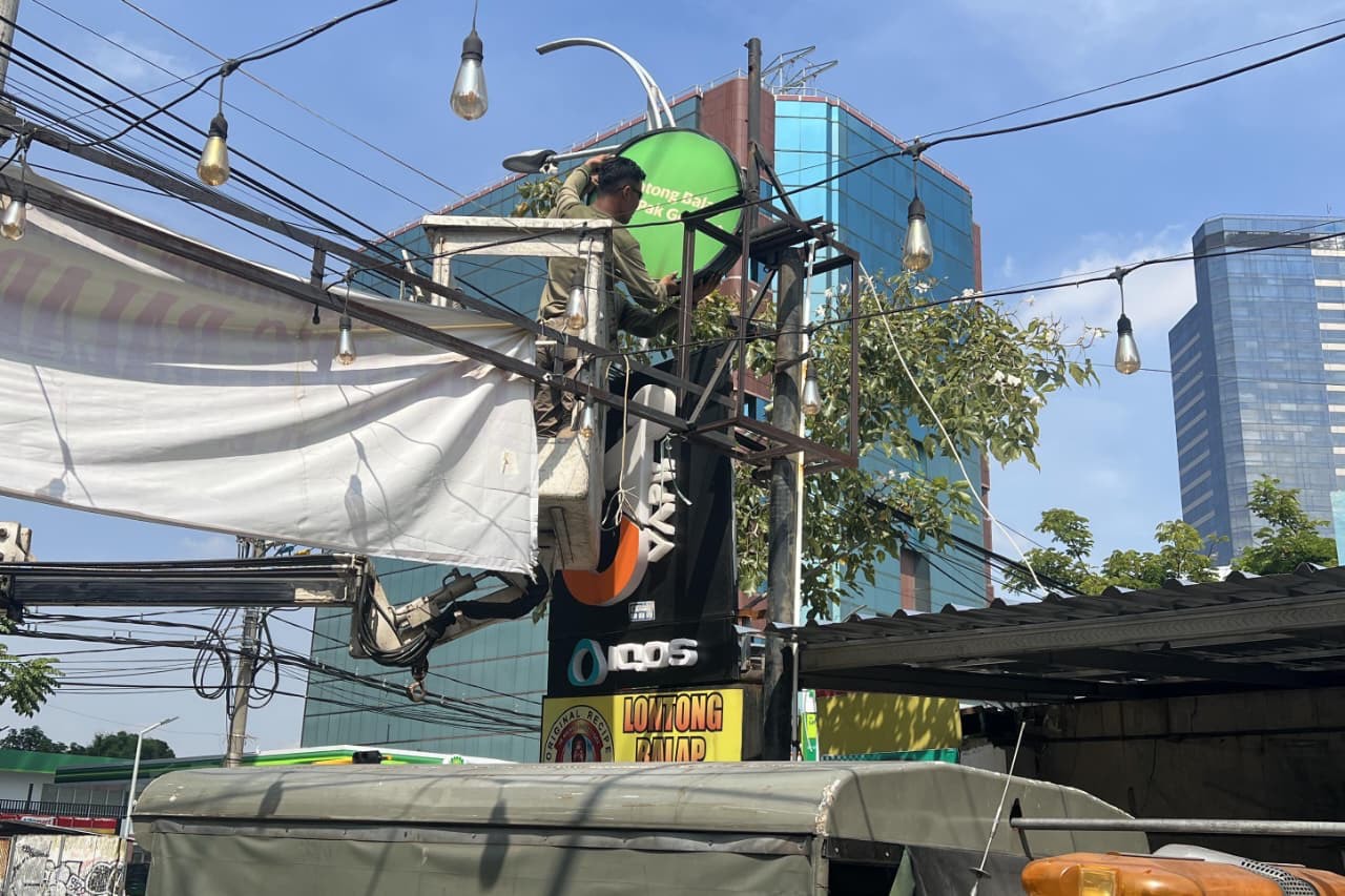 Pemkot Surabaya Tertibkan Ratusan Reklame Tak Berizin, Sasar Ruang Publik hingga Pusat Perbelanjaan