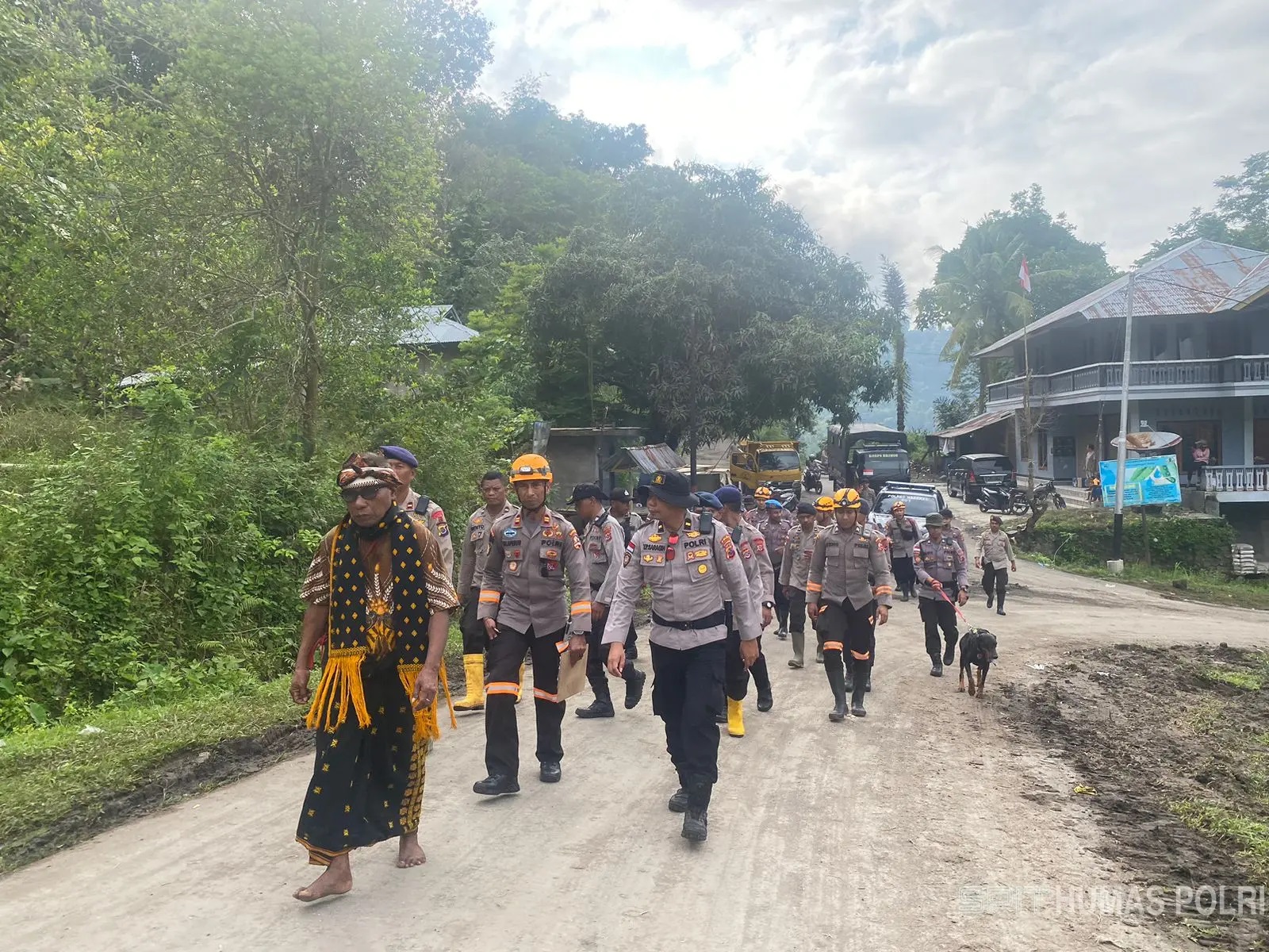 Pencarian Korban Bencana Alam di NTT Libatkan Tim K9